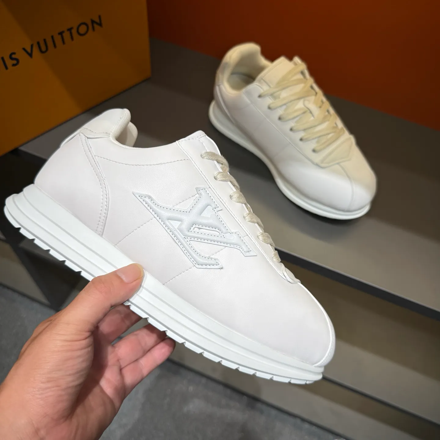 P540 Size 38-45 LV 🫏The colorful interpretation of BUTTERSOFT sneakers combines sheepskin, The colorful interpretation of LV BUTTERSOFT sneakers combines sheepskin and calfskin, bringing a super soft feel. Designed by Pharrell Williams, this '60s-inspired shoe features a padded upper that's been crafted by Louis Vuitton craftsmen to further enhance the comfort of the leather. In addition to the LV initials, it features multiple signatures, including natural leather trim and an embossed pattern of Pharrell Williams and lobster on the side, referencing the Fall/Winter 2025 men’s show. A must-have artifact for fashionistas✅